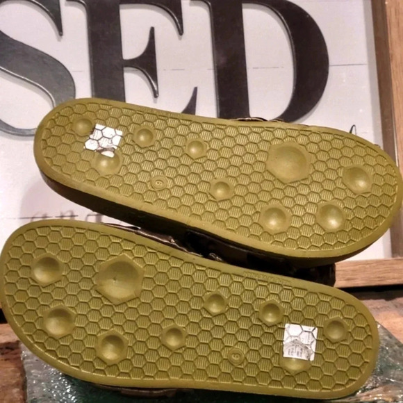 PUMA Fenty x Bow Slide 'Olive' Wmns  Sz 8.5 #365774-01 - Picture 6 of 12